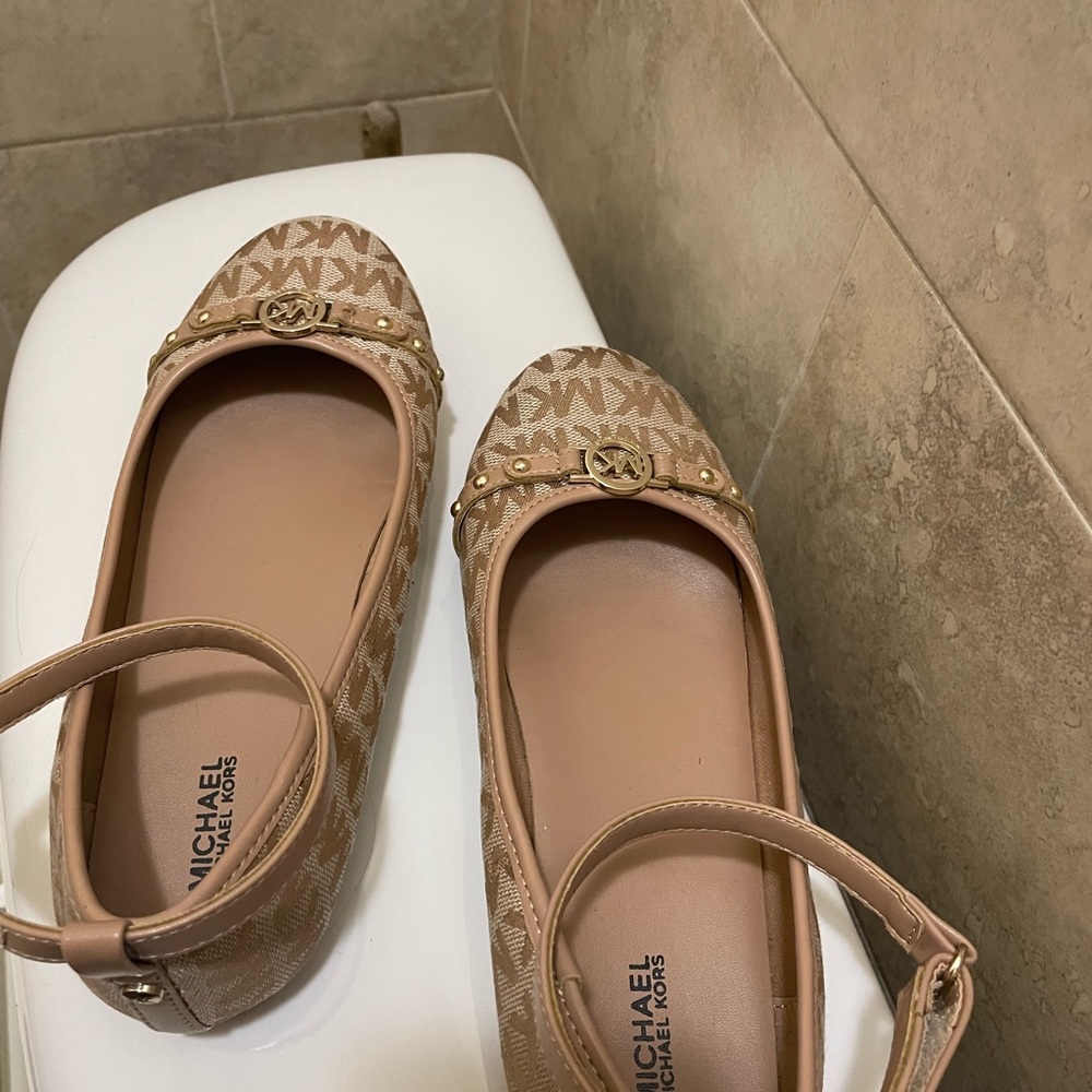 New MK flats size US 4 but runs big
